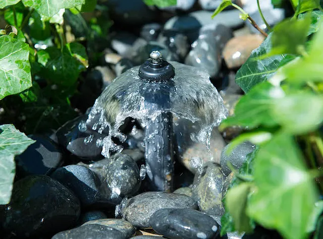  Ein Hunterberegner bewässert einen Garten. 